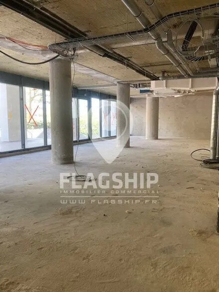 Retail in Puteaux for lease - Interior Photo - Image 1 of 1