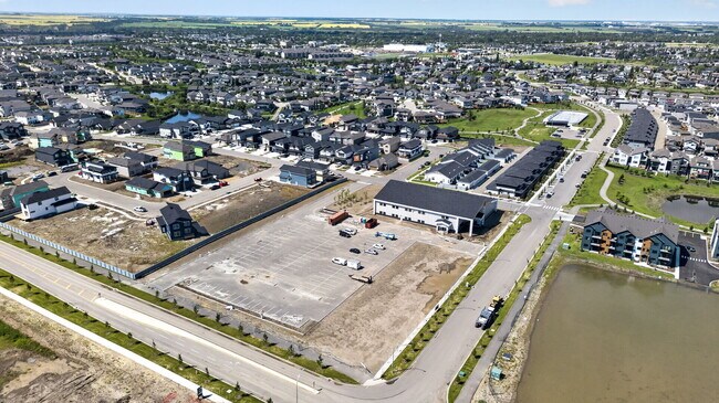Plus de détails pour 200 Greenfield link, Fort Saskatchewan, AB - Commerce de détail à louer