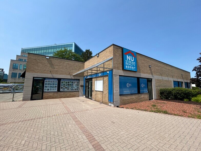 140 York Blvd, Richmond Hill, ON à louer - Photo du bâtiment - Image 2 de 6