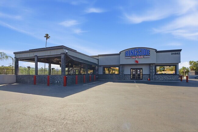 Plus de détails pour 31502 Riverside Dr, Lake Elsinore, CA - Commerce de détail à vendre