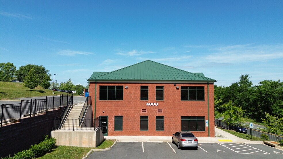 4000 Olympia Cir, Charlottesville, VA à louer - Photo du bâtiment - Image 2 de 8