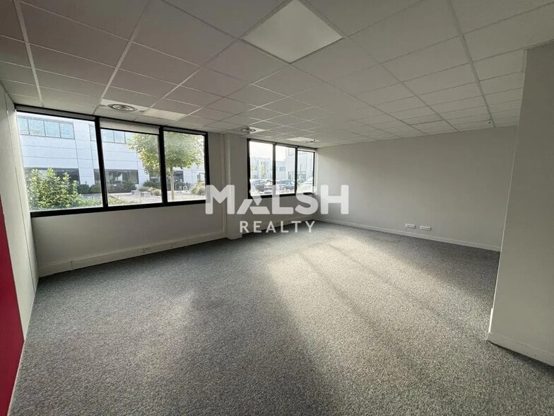 Office in Lyon for lease - Building Photo - Image 3 of 17