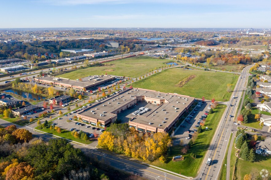 7800 3rd St N, Oakdale, MN à louer - Photo du bâtiment - Image 2 de 14