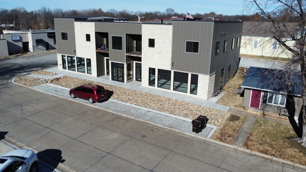 102 Locust St, Hickman, NE à vendre - Photo du bâtiment - Image 2 de 17