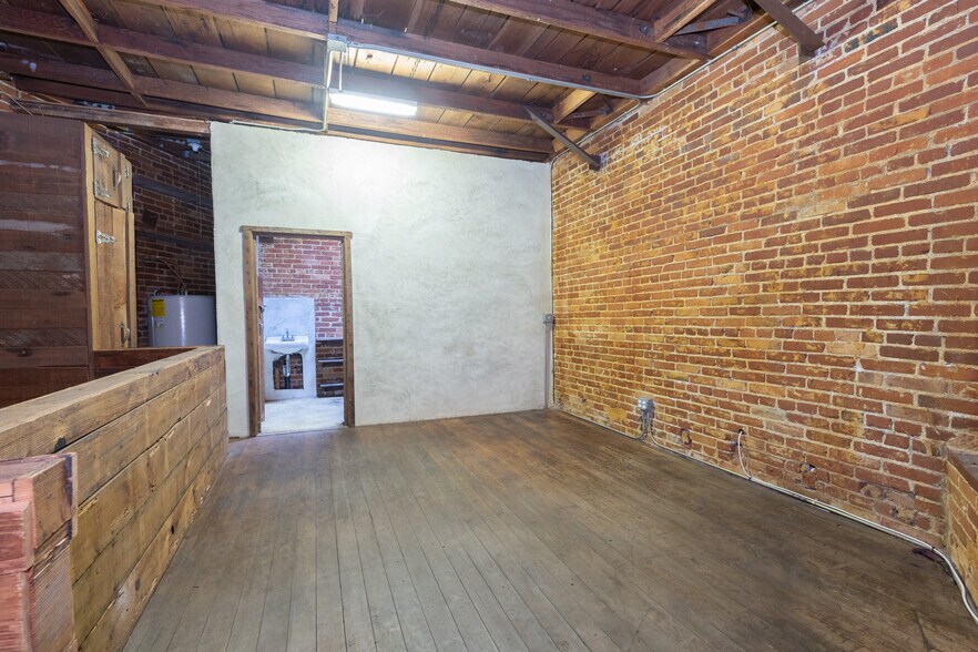 5000 W Adams Blvd, Los Angeles, CA à louer - Photo du bâtiment - Image 2 de 24