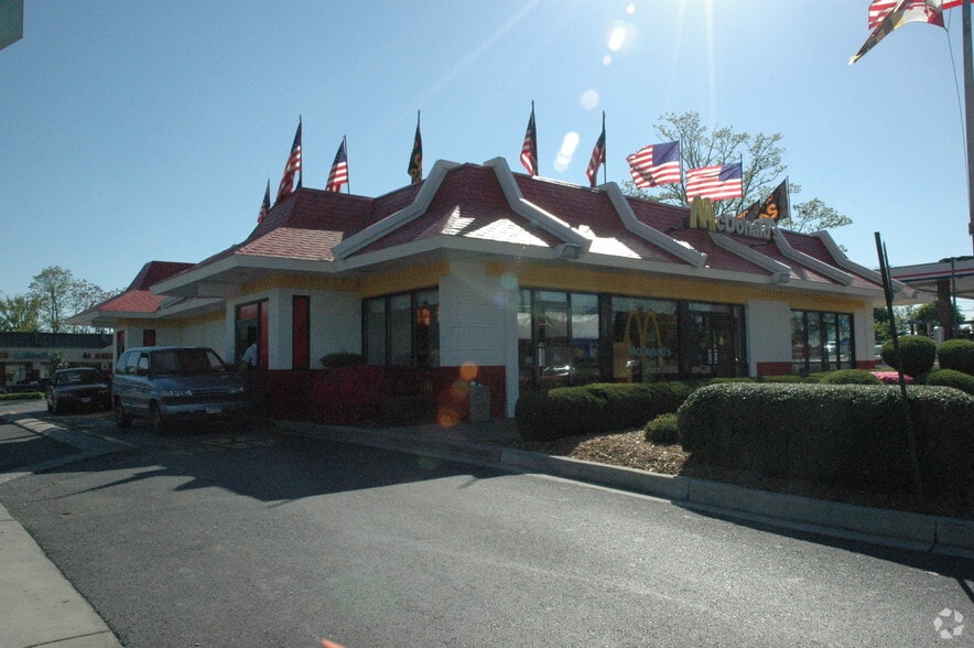12116-12168 Darnestown Rd, Gaithersburg, MD for lease - Building Photo - Image 2 of 5