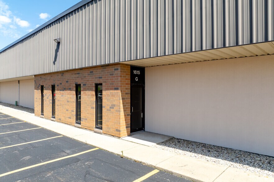 1605 Dundee Ave, Elgin, IL à louer - Photo du bâtiment - Image 3 de 5