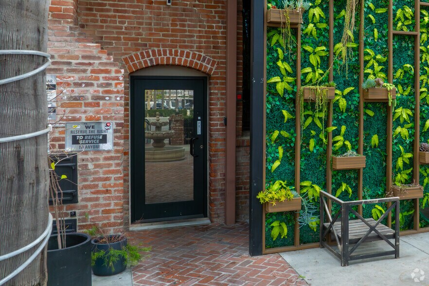 100 S Main St, Santa Ana, CA à louer - Photo du bâtiment - Image 3 de 20