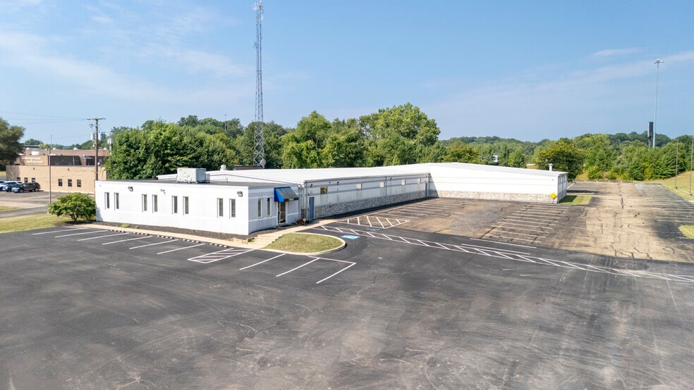 7801 NW Freedom Ave, North Canton, OH à louer - Photo du bâtiment - Image 3 de 13