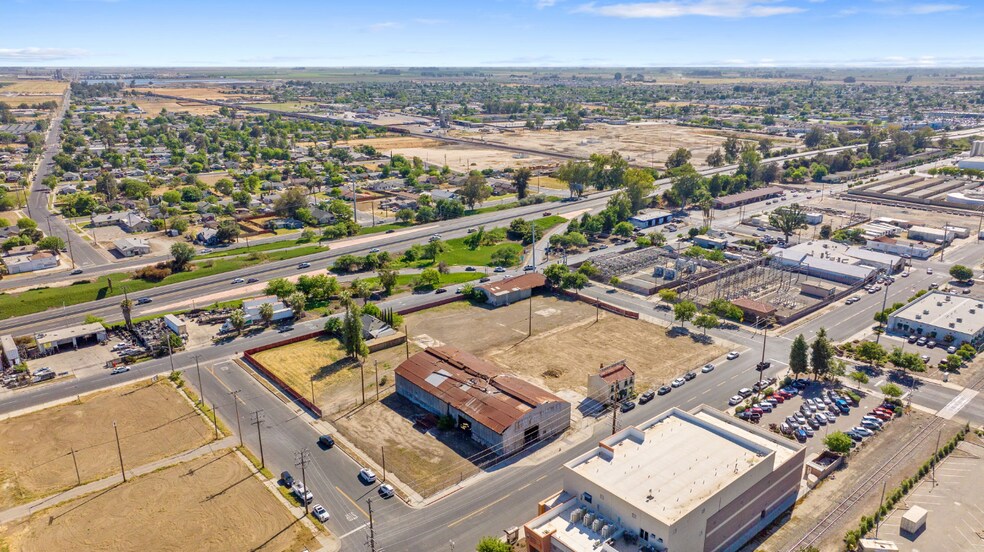 216 4th Street, Hanford, CA à vendre - Photo du bâtiment - Image 3 de 5