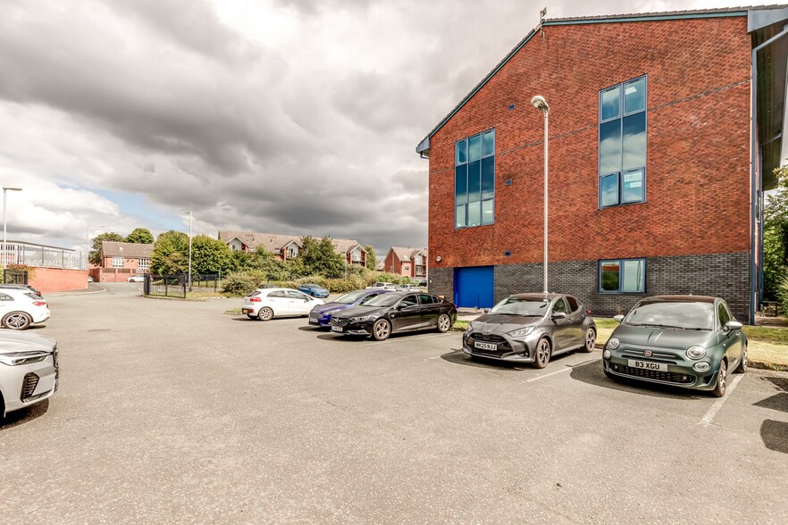 1 Pavilion Sq, Bolton à louer - Photo du bâtiment - Image 3 de 7