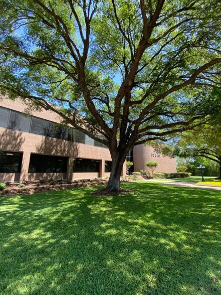 10810 Katy Fwy, Houston, TX à louer - Photo du bâtiment - Image 1 de 9