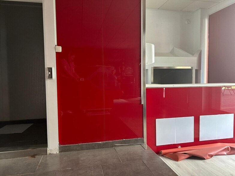 Retail in Cáceres for lease - Building Photo - Image 3 of 5