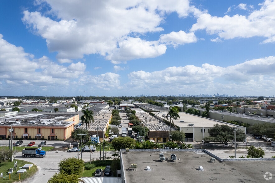 5149-5199 NW 74th Ave, Miami, FL à louer - Photo du bâtiment - Image 3 de 6