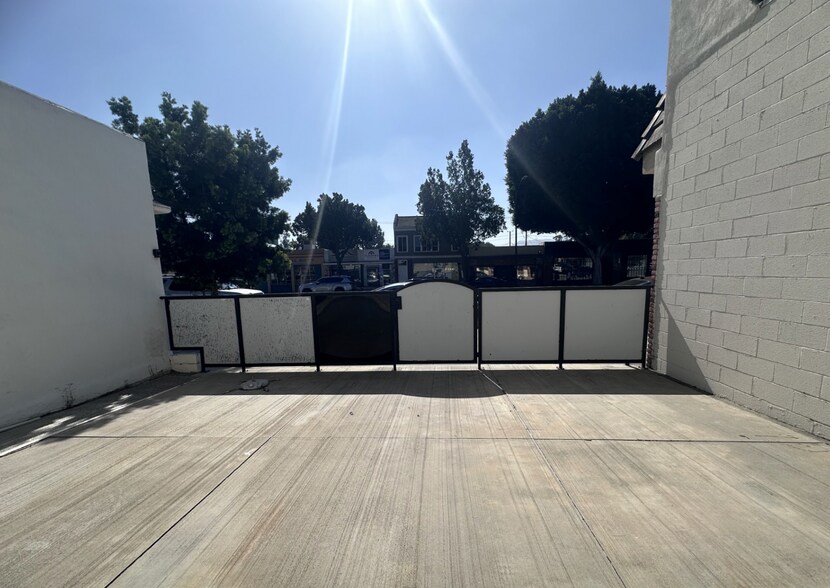 1605 W Magnolia Blvd, Burbank, CA à vendre - Photo du bâtiment - Image 3 de 21