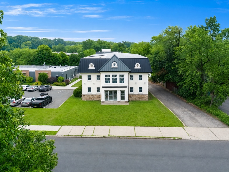 639 Teaneck Rd, Teaneck, NJ à louer - Photo du bâtiment - Image 1 de 21