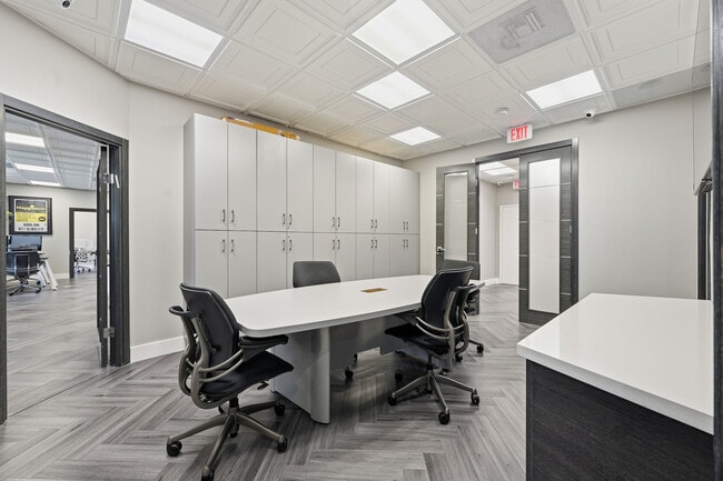 Plus de détails pour 520 NW 165th St, North Miami Beach, FL - Bureau à vendre