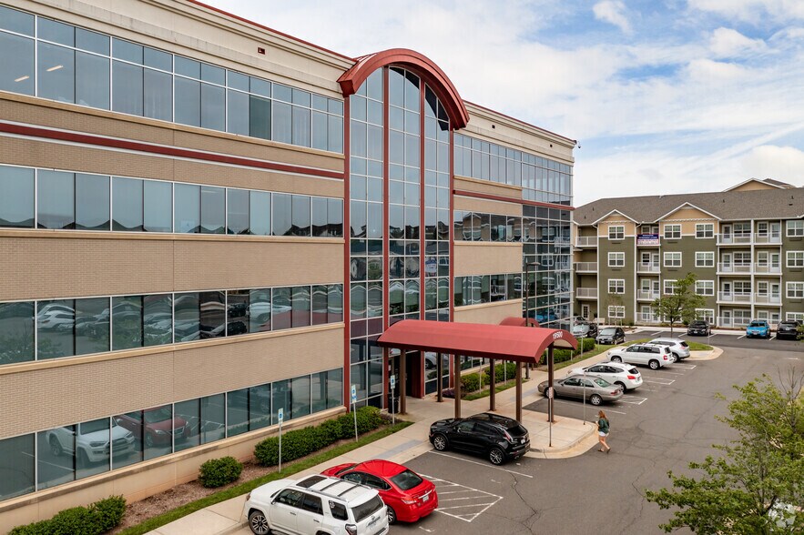 19500 Sandridge Way, Leesburg, VA à louer - Photo du bâtiment - Image 3 de 4