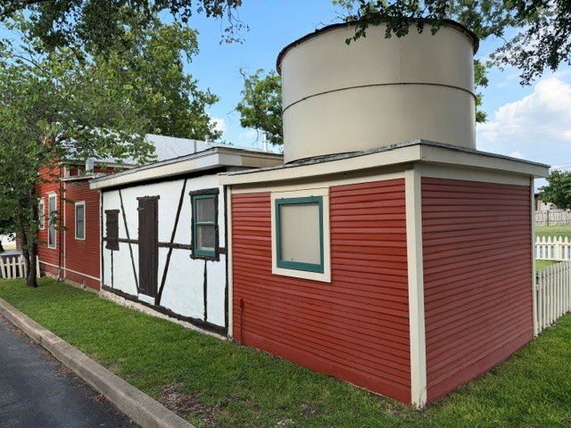 203 E Austin St, Fredericksburg, TX for sale - Building Photo - Image 2 of 5