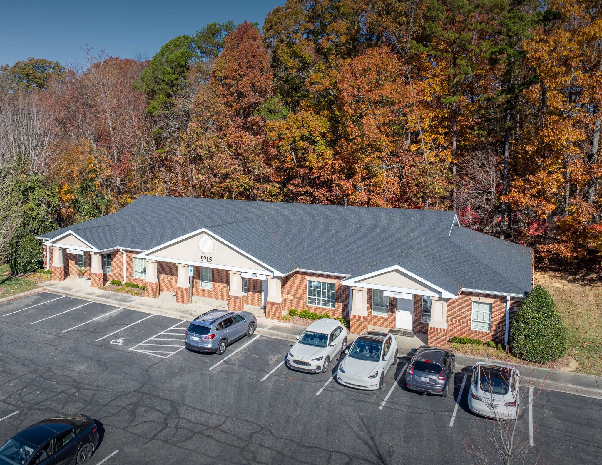 9715 Northeast Pky, Matthews, NC à vendre Photo du bâtiment- Image 1 de 6