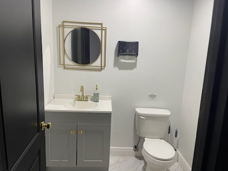 13902 W Hillsborough Ave, Tampa, FL à louer - Photo du bâtiment - Image 3 de 3