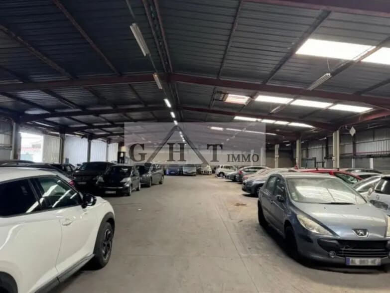 Industrial in Chilly-Mazarin for lease - Interior Photo - Image 1 of 7