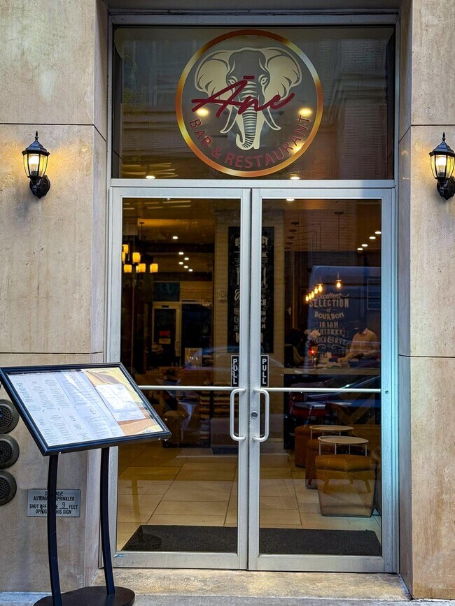 Plus de détails pour 326 W 37th St, New York, NY - Commerce de détail à louer