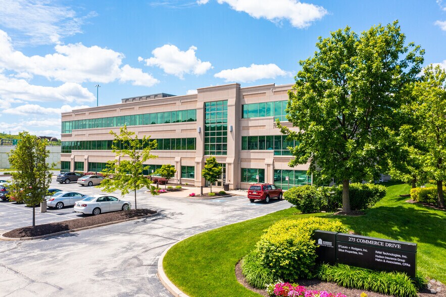 275 Commerce Dr, Fort Washington, PA à louer - Photo du bâtiment - Image 2 de 7