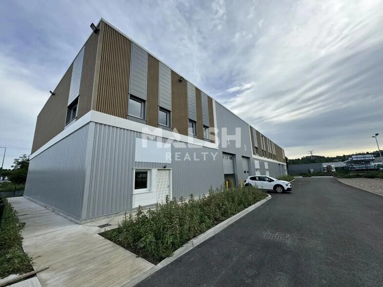 Flex in Saint-Étienne for lease - Building Photo - Image 3 of 3