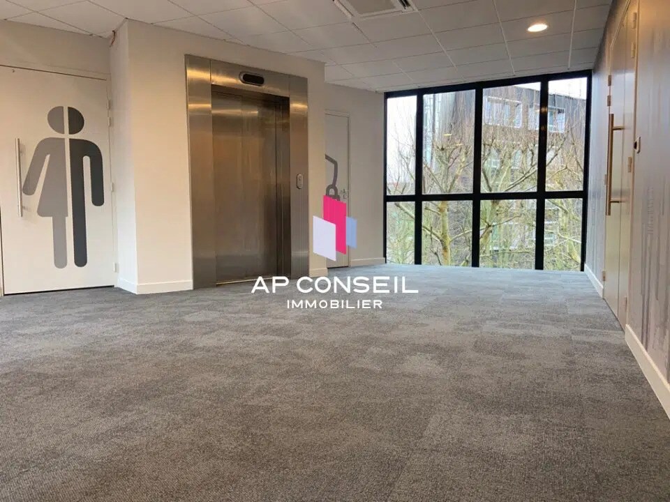 Office in Guyancourt for lease Lobby- Image 1 of 6