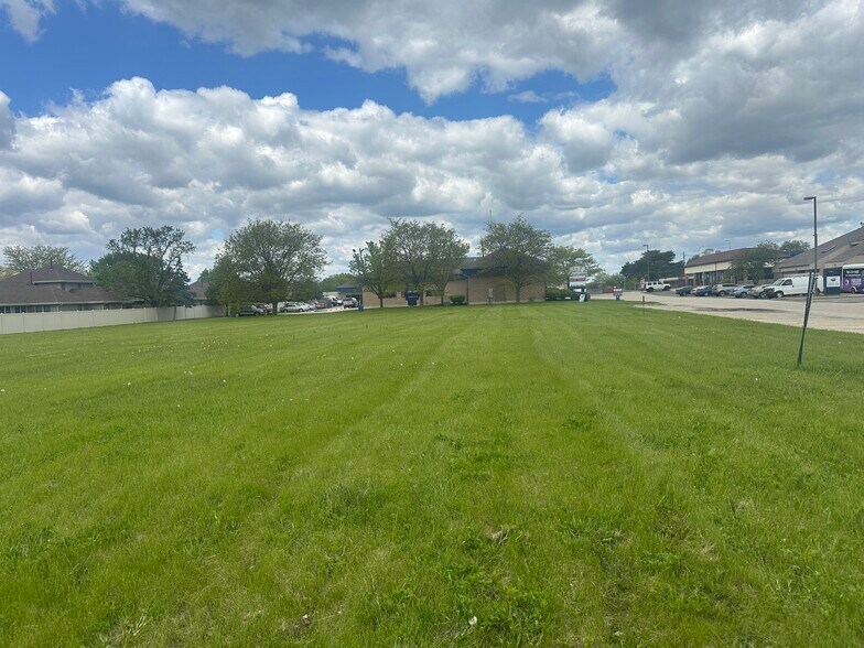 99 W Merchants Dr, Oswego, IL à vendre - Photo du bâtiment - Image 2 de 10