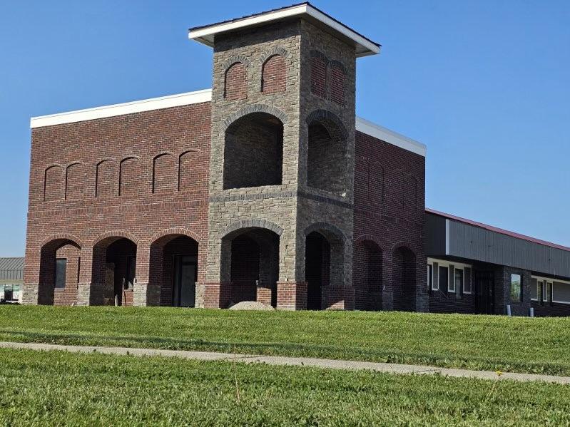 42365 Garfield Rd, Clinton Township, MI à louer Photo du bâtiment- Image 1 de 4