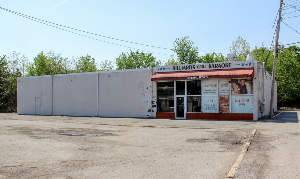 64 Route 303, Tappan, NY à louer - Photo du bâtiment - Image 2 de 5