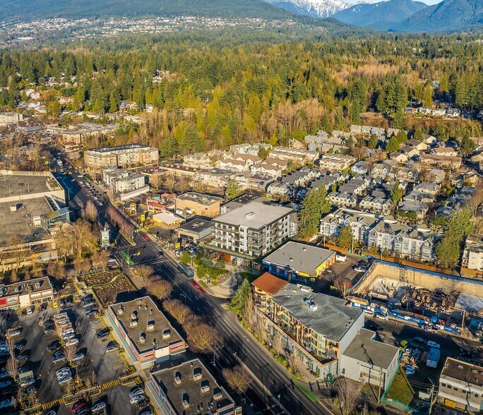 880 15th St W, North Vancouver, BC à louer - Photo du bâtiment - Image 2 de 4