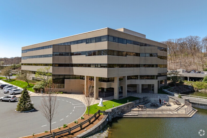 2 Trap Falls Rd, Shelton, CT for lease - Primary Photo - Image 1 of 30