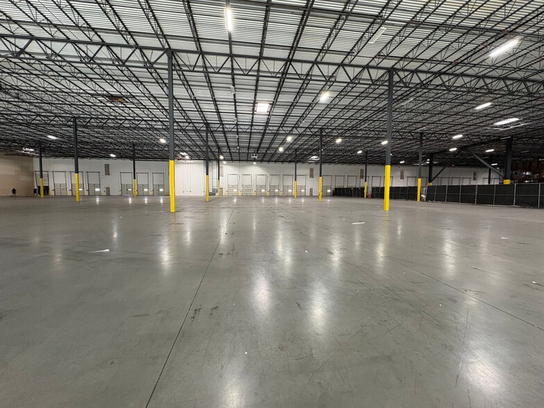 2300 Bardin Rd, Arlington, TX for lease - Interior Photo - Image 3 of 4