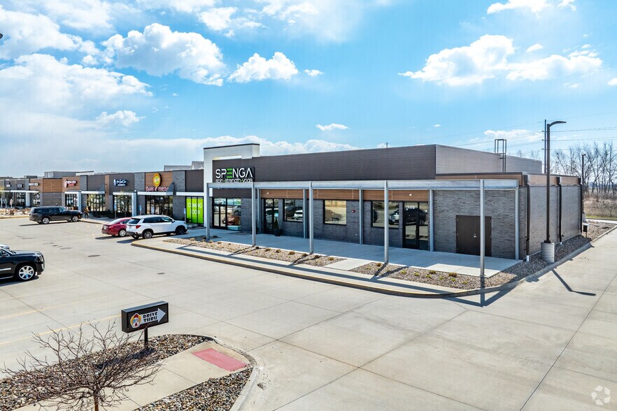 1176-1196 SE University Ave, Waukee, IA à louer - Photo du bâtiment - Image 3 de 10