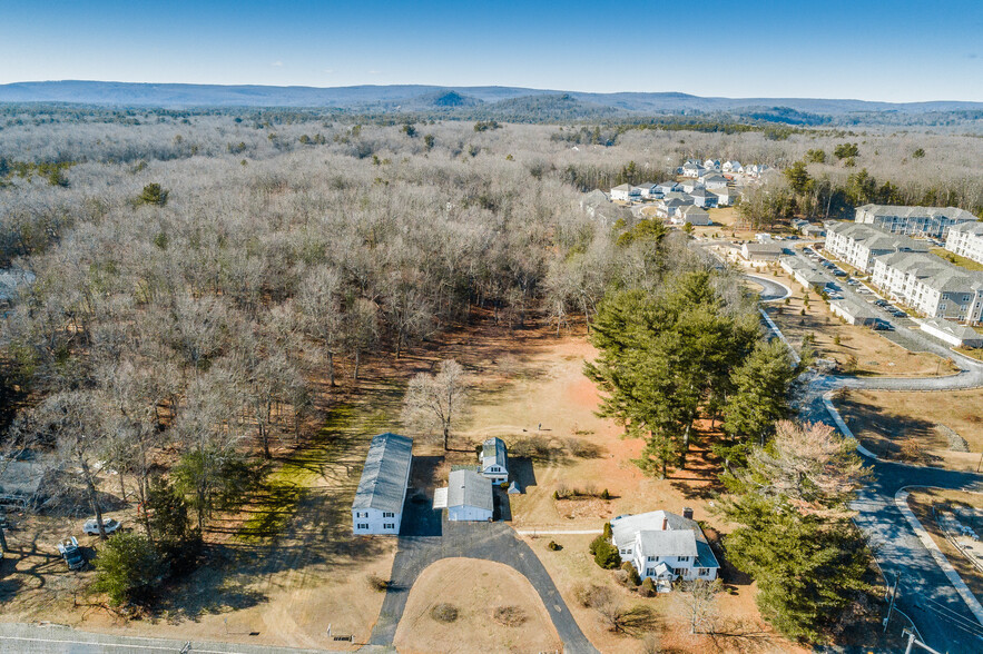 81 Salmon Brook St, Granby, CT à vendre - Photo du bâtiment - Image 1 de 1