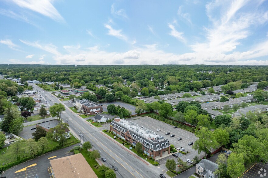 2780 Middle Country Rd, Lake Grove, NY à louer - Photo du bâtiment - Image 3 de 4