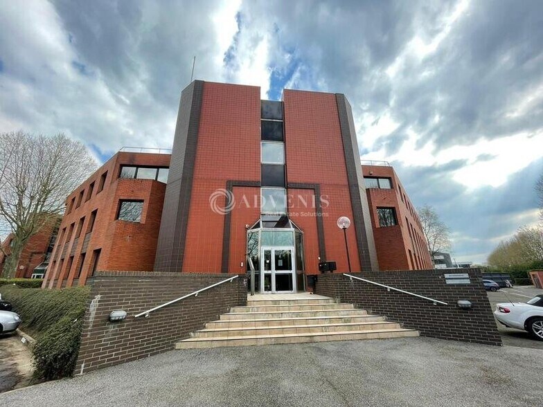 6 Rue Jean Pierre Timbaud, Montigny-le-Bretonneux à louer - Photo du bâtiment - Image 1 de 6