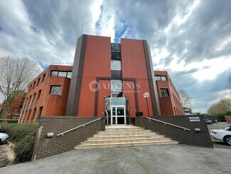 Plus de détails pour 6 Rue Jean Pierre Timbaud, Montigny-le-Bretonneux - Bureau à louer