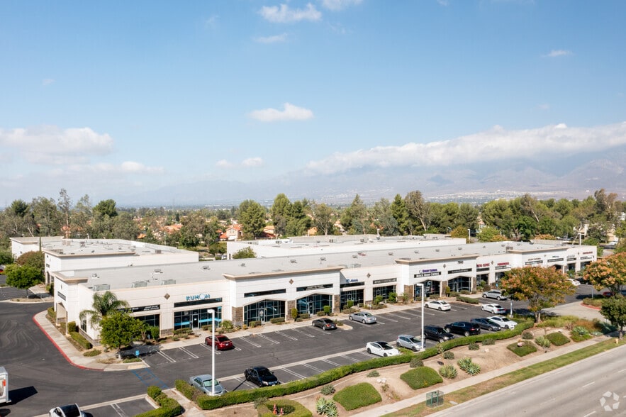 7950 Cherry Ave, Fontana, CA à louer - Aérien - Image 2 de 28