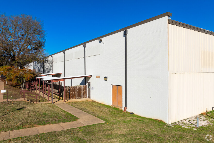 1300 E Rusk St, Jacksonville, TX for lease - Building Photo - Image 2 of 17