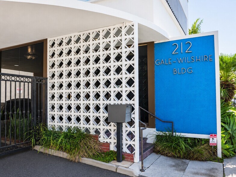 212 S Gale Dr, Beverly Hills, CA à louer - Photo du bâtiment - Image 2 de 6