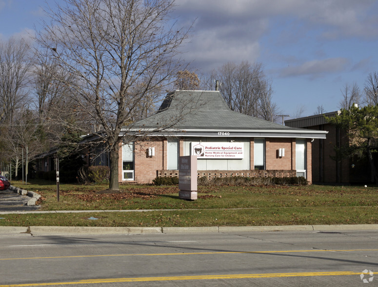 17040 W 12 Mile Rd, Southfield, MI for lease - Building Photo - Image 2 of 7