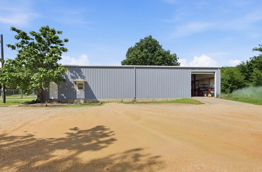 320 S S Wilcox St, Rockdale, TX à vendre - Photo du bâtiment - Image 2 de 21