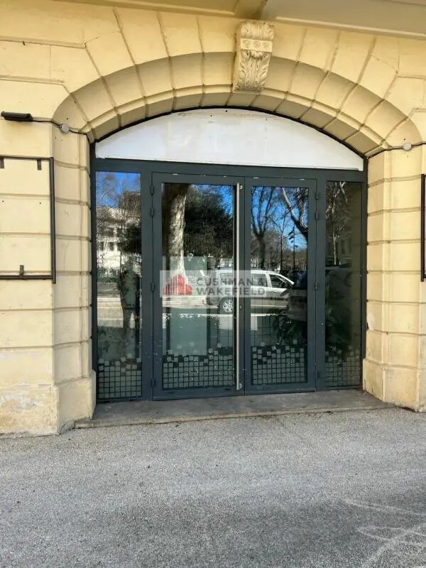 Commerce de détail dans Nîmes à vendre Photo du bâtiment- Image 1 de 2