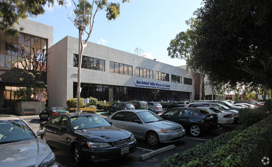 1509 W Cameron Ave, West Covina, CA à louer - Photo du bâtiment - Image 3 de 24