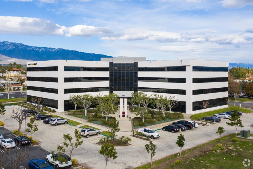10681 Foothill Blvd, Rancho Cucamonga, CA à louer - Photo du bâtiment - Image 1 de 9