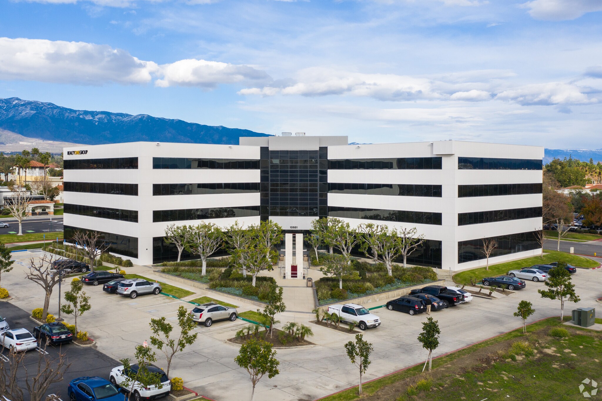10681 Foothill Blvd, Rancho Cucamonga, CA à louer Photo du bâtiment- Image 1 de 10